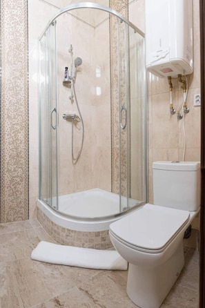 公寓 | 浴室 | 淋浴設備、風筒、提供毛巾、番梘