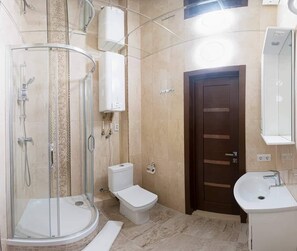 Huoneisto | Kylpyhuone | Suihku, hiustenkuivaaja, pyyhkeet, saippua