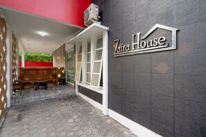Property entrance - OYO 1829 Zaira House (Ngaglik)