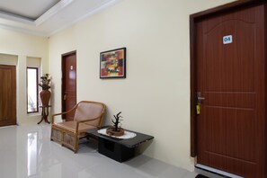 Lobby sitting area - Hotel O Bromo Hill (Sukapura)