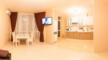 Apartemen | Dapur kecil pribadi | Lemari es, microwave, kompor, dan ketel listrik