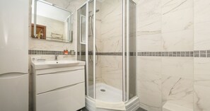 Departamento | Baño | Regadera, secadora de cabello, toallas, jabón 