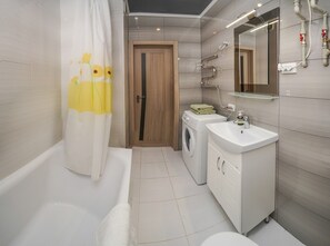 Apartment | Bathroom | Shower, hair dryer, towels, soap