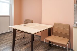 Apartment | Essbereich im Zimmer