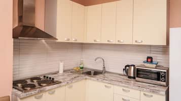 Apartamento | Cozinha americana privada | Geladeira, micro-ondas, cooktop, chaleira elétrica