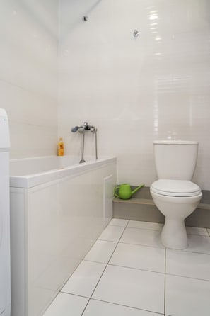 Apartment (244) | Badezimmer | Badewanne, Haartrockner, Hausschuhe, Handtücher