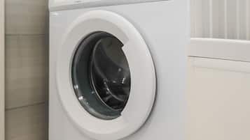 Bañera, secador de pelo, pantuflas, toallas