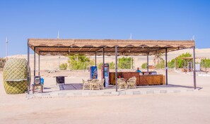 شاطئ خاص قريب، حافلة نقل من وإلى الشاطئ مجانًا، كراسي للتشمس