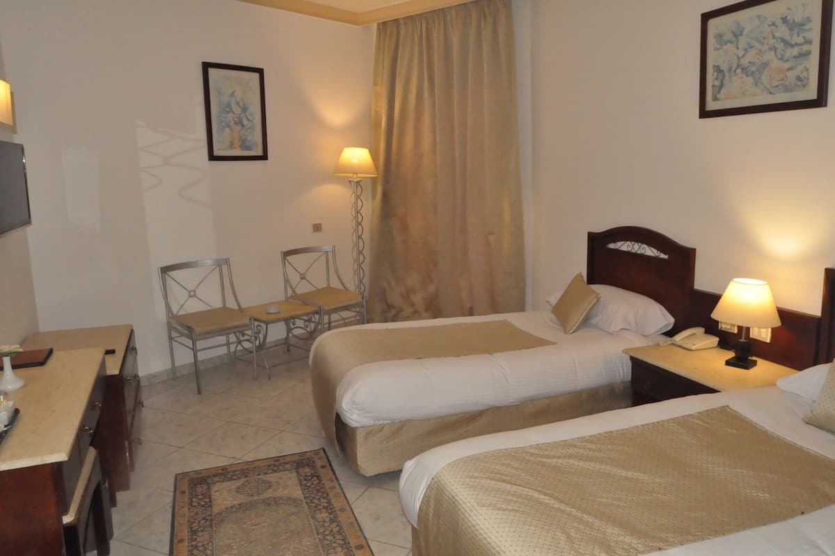 1 Schlafzimmer, Minibar, Schreibtisch, Bettwäsche