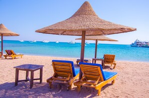 Privat strand i nærheden, gratis strandtransport, liggestole, parasoller