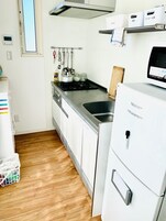 Refrigerador em uma área comum, micro-ondas em uma área comum