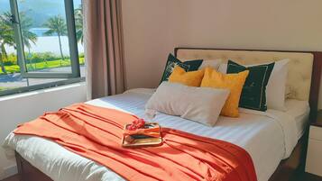 5 bedrooms, iron/ironing board, WiFi, bed sheets