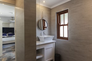 Apartment (Hideaway) | Badezimmer | Dusche, Regendusche, Haartrockner, Bademäntel