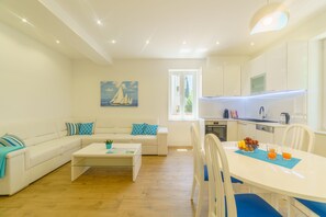 Apartment, 1 Schlafzimmer (Blue) | Wohnbereich | Flachbildfernseher