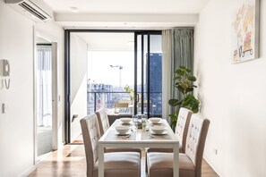 City Apartment, 1 Bedroom | In-room dining