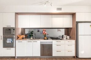 City-Apartment, 1 Schlafzimmer | Eigene Küche | Großer Kühlschrank, Mikrowelle, Ofen, Herdplatte