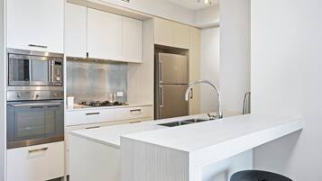 Full-size fridge, microwave, oven, stovetop