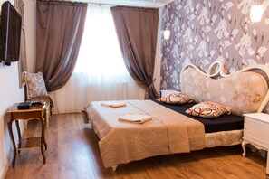 A bedroom with a bed, a bedside table, a lamp, and a window with curtains. - Apart Kiev Yuria Ilienka 51B-1 (Kyiv)