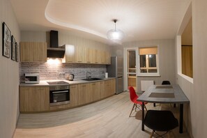 Apartment (100) | Private kitchen | Fridge, microwave, stovetop, electric kettle