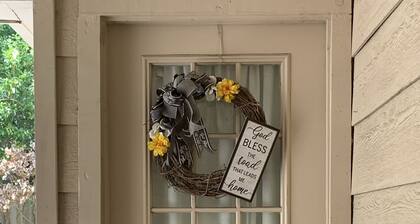 JOYFUL QUARTERS - BEAUTIFUL SPACIOUS 1 BEDRM APARTMENT