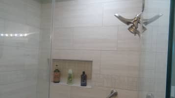 Douche, sèche-cheveux, serviettes fournies, savon
