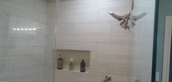 Dusche, Haartrockner, Handtücher, Seife