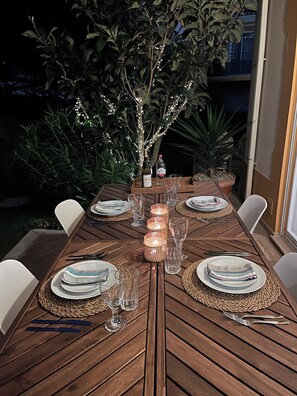 Outdoor dining - Luxury two-bedroom apartment with free use of pool, gym and spa (Lagos)