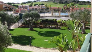 Ein Hotelinnenhof mit Pool, einer Treppe und Blick auf die umliegenden Gebäude.