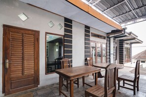 Lobby sitting area - OYO 1765 Herman Homestay (Wonokitri)