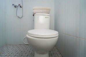 �标准双床房 | 浴室 | 淋浴设施、毛巾