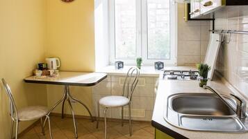 Refrigerador, horno, placa de cocina, tetera/pava eléctrica