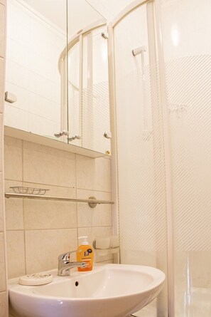 Apartment | Bathroom sink - Apart Kiev Turgenevskaya 65 (Kyiv)