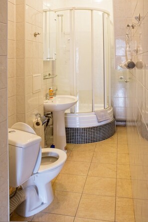 Appartement | Badkamer | Een douche, een haardroger, pantoffels, handdoeken