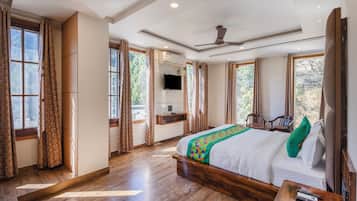 Phòng Deluxe, quang cảnh núi | Trang bị nội thất với thiết kế riêng biệt, bàn, màn/rèm cản sáng