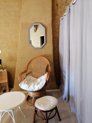 Kamar Double (Bambou) | Seprai premium dan didekorasi berbeda-beda