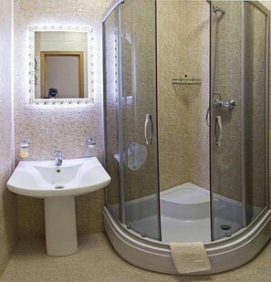 Appartement | Salle de bain | Douche, chaussons, serviettes fournies, savon
