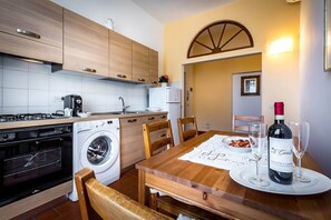 Departamento clásico, 1 habitación | Cocina privada | Refrigerador con congelador, horno y parrilla de estufa 