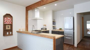 Chalet, 2 kamar tidur | Dapur pribadi | Lemari es, microwave, kompor, dan mesin pencuci piring