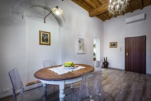 Design Apartment | In-room dining - Arno Apartment A by Mmega (Florence)