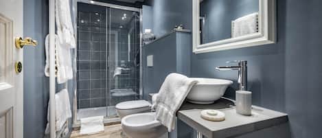 Appartement Design | Salle de bain | Douche, douche à « effet pluie », articles de toilette gratuits
