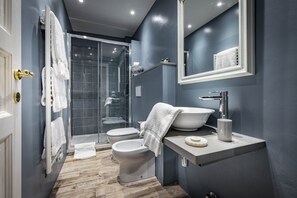 Design-Apartment | Badezimmer | Dusche, Regendusche, kostenlose Toilettenartikel, Haartrockner