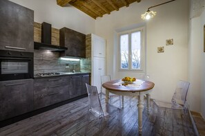 デザイン アパートメント | 専用キッチン | 冷蔵庫、オーブン、コンロ、調理器具と食器