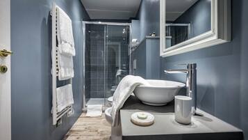 Design Apartment | Bathroom | Shower, rainfall showerhead, free toiletries, hair dryer
