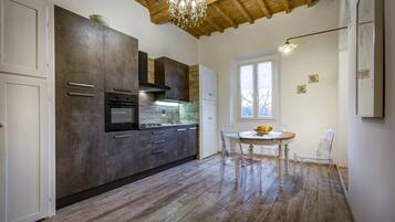 Design Apartment | Private kitchen | Fridge, oven, stovetop, cookware/dishes/utensils