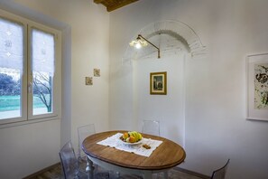 Apartamento de diseño | Zona de estar | Una televisión de pantalla plana