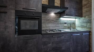 Design Apartment | Private kitchen | Fridge, oven, stovetop, cookware/dishes/utensils