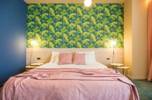 Habitación Deluxe con 1 cama doble o 2 individuales, bañera de hidromasaje (Jacuzzi) | Ropa de cama de alta calidad, edredones de plumas, minibar y caja fuerte