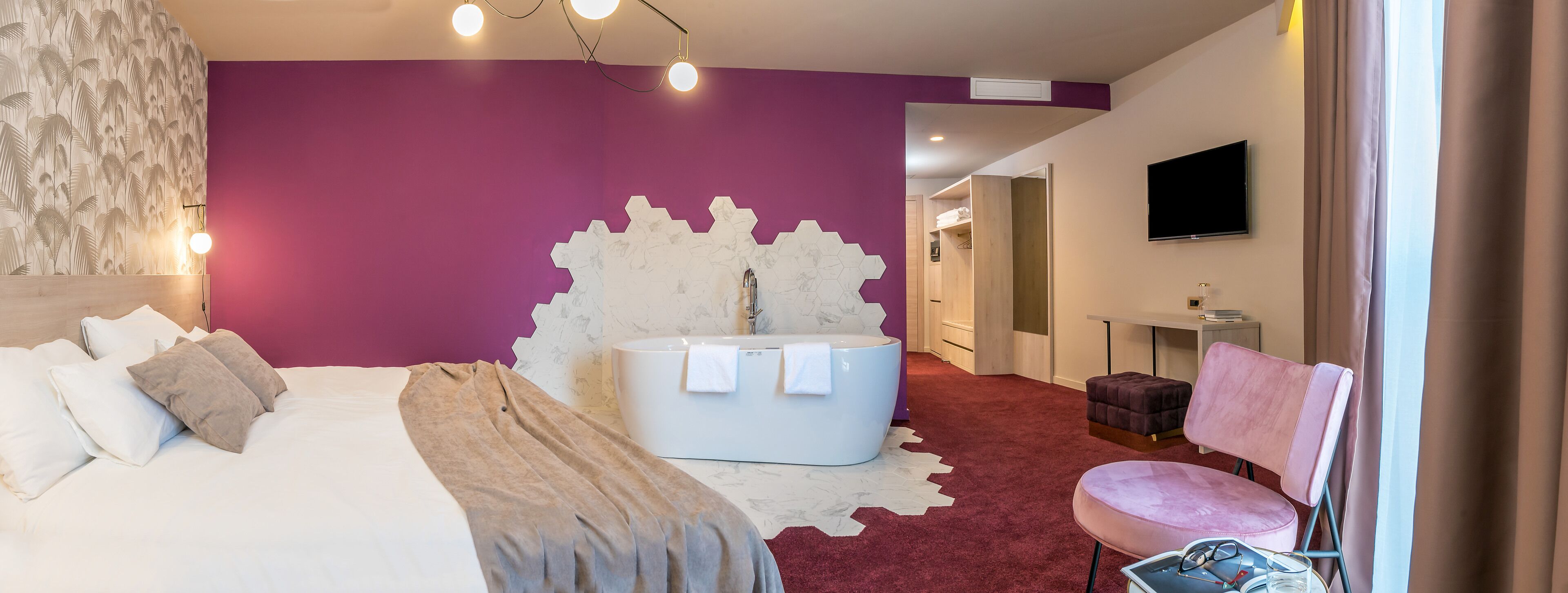 Deluxe Double or Twin Room, Jetted Tub (Tragurium) | Living area | 100-cm flat-screen TV with satellite channels, TV, Netflix