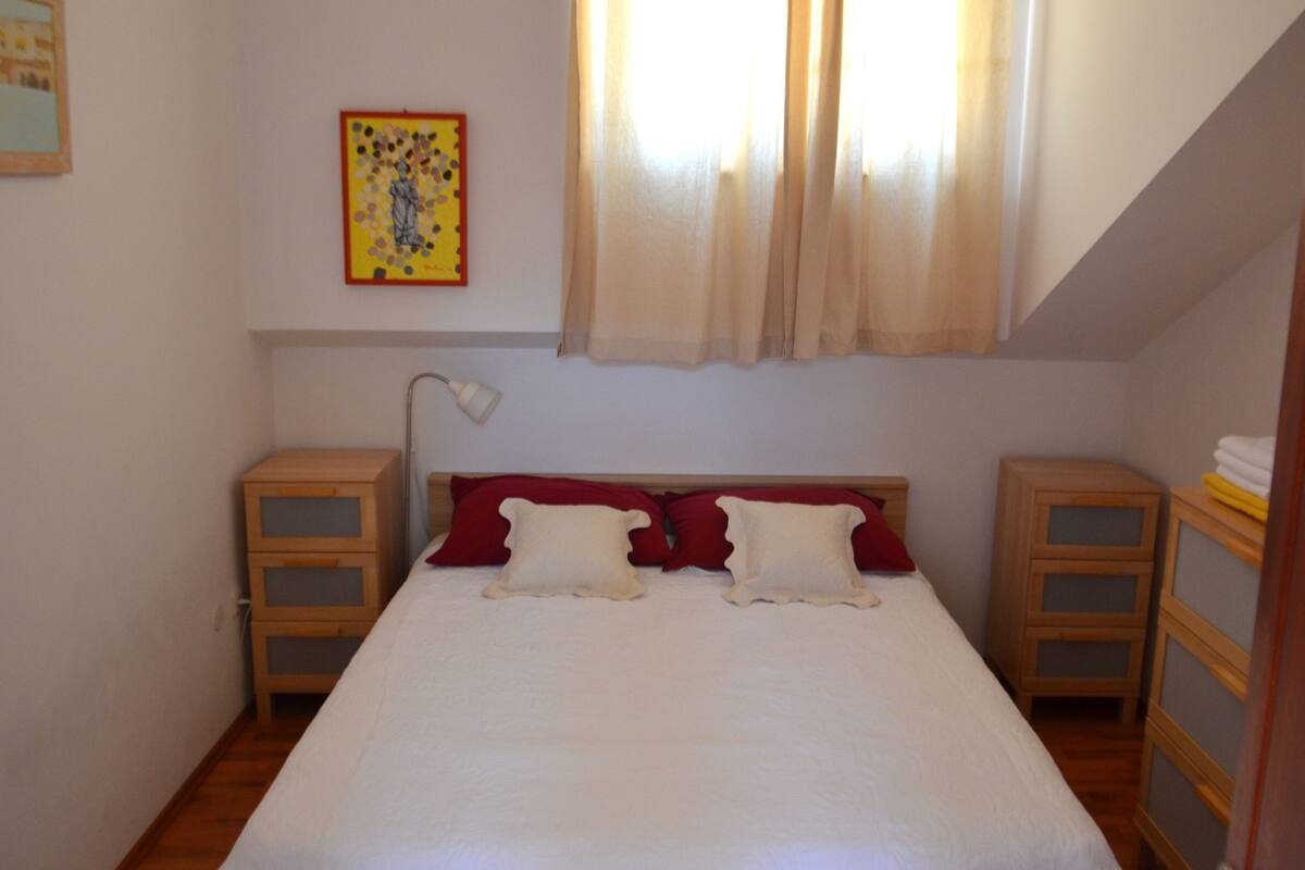 Apartamento, terraço | 1 quarto, berços (sobretaxa), Wi-Fi de cortesia, roupa de cama