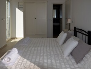 3 chambres, fer et planche à repasser, Wi-Fi gratuit, draps fournis